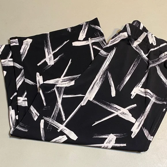 Chico's Black & White Brushstroke Maxi Pants - Picture 2 of 4